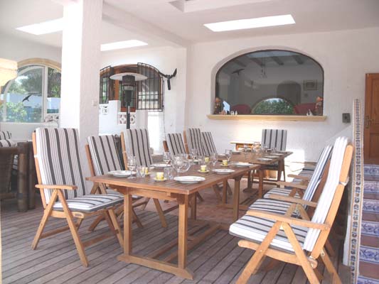 overdekte patio, teak eettafels